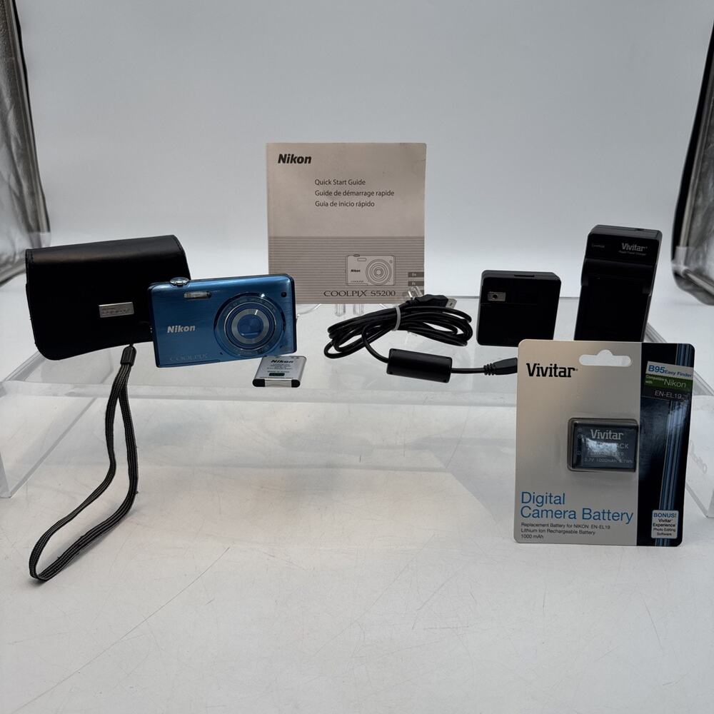 Nikon COOLPIX S5200 Blue Digital Camera 16.0 MP 6x Zoom 3 Batteries Charger Case